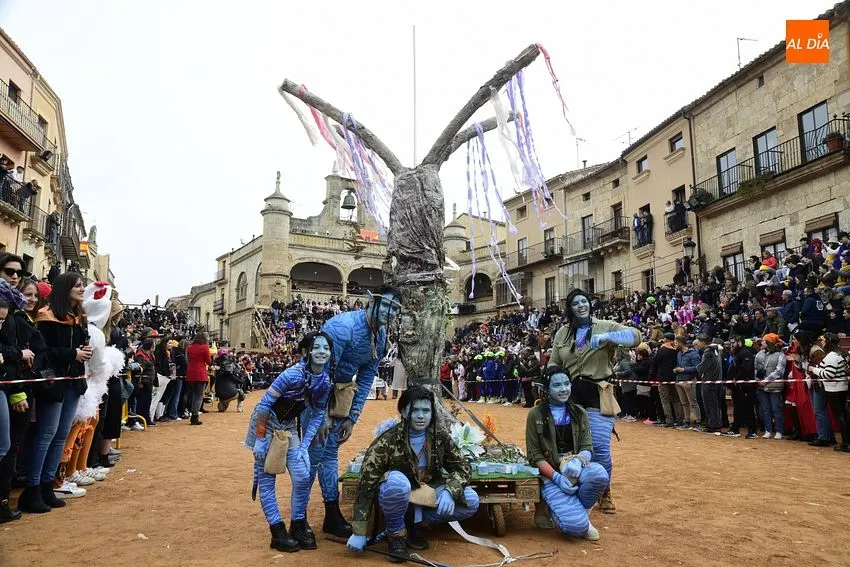 Foto 10 - Los artilugios sobre ruedas ganan terreno en un desfile de disfraz callejero con doblete de Isabel II