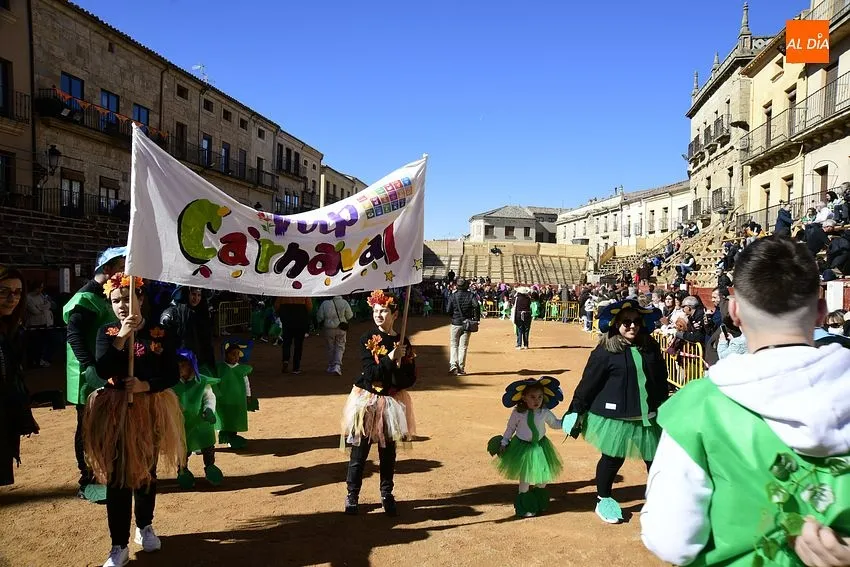 Foto 2 - Misioneras-Santa Teresa apuesta en su desfile por el medio ambiente y la sostenibilidad 