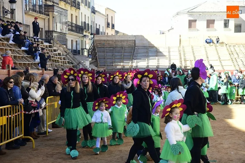 Foto 5 - Misioneras-Santa Teresa apuesta en su desfile por el medio ambiente y la sostenibilidad 