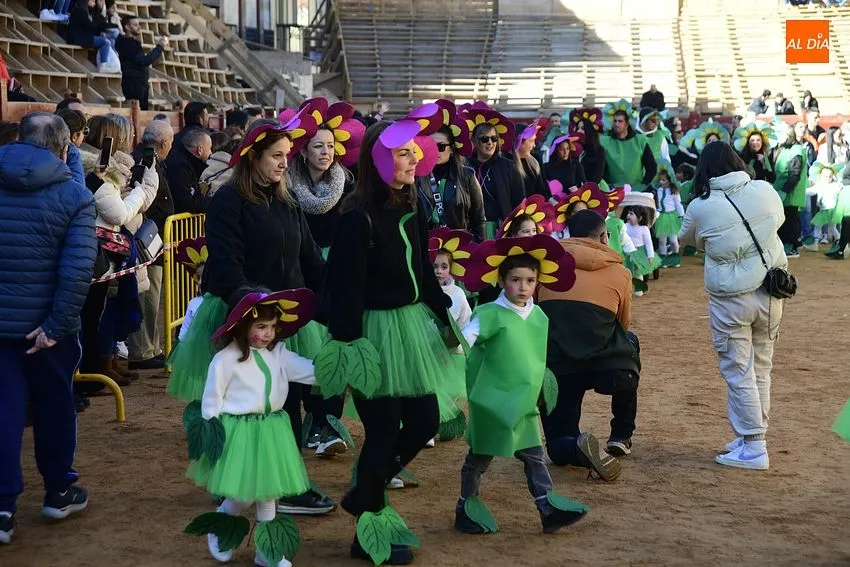 Foto 6 - Misioneras-Santa Teresa apuesta en su desfile por el medio ambiente y la sostenibilidad 