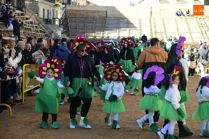 Foto 7 - Misioneras-Santa Teresa apuesta en su desfile por el medio ambiente y la sostenibilidad 