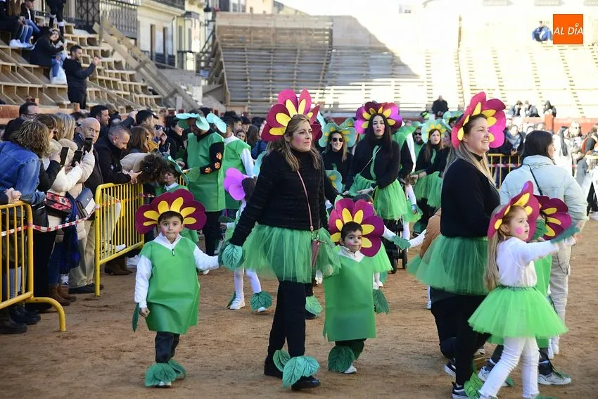 Foto 8 - Misioneras-Santa Teresa apuesta en su desfile por el medio ambiente y la sostenibilidad 