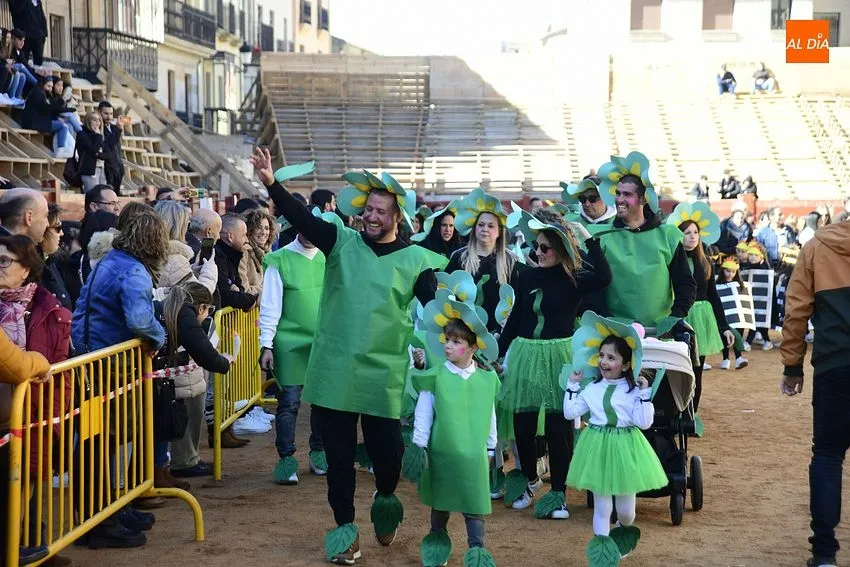 Foto 10 - Misioneras-Santa Teresa apuesta en su desfile por el medio ambiente y la sostenibilidad 