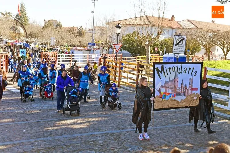 Foto 2 - El universo Harry Potter envuelve el pasacalles del Colegio Mir&oacute;briga