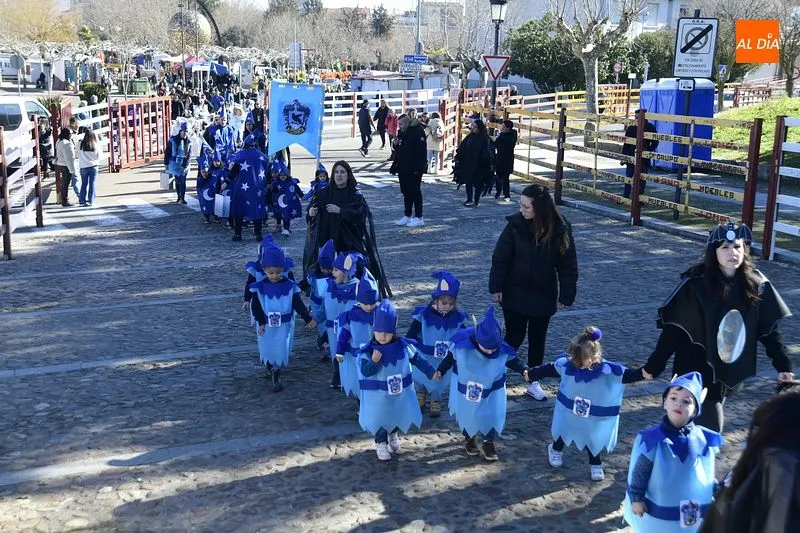 Foto 7 - El universo Harry Potter envuelve el pasacalles del Colegio Mir&oacute;briga