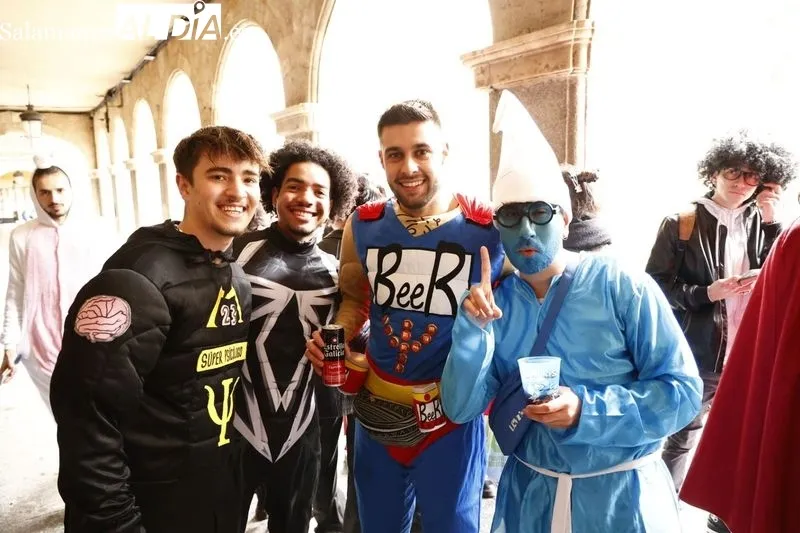 Estudiantes de Psicología en la Gran Vía de Salamanca. Foto de David Sañudo