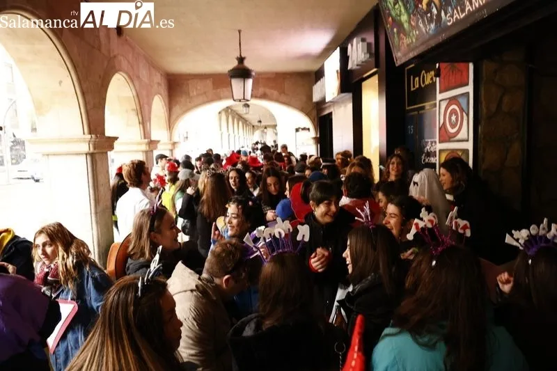 Estudiantes de Psicología en la Gran Vía de Salamanca. Foto de David Sañudo
