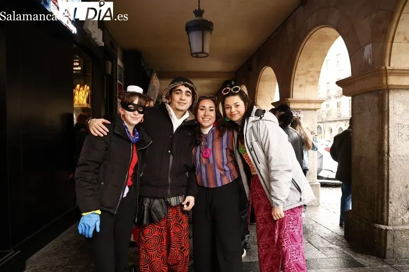 Estudiantes de Psicología en la Gran Vía de Salamanca. Foto de David Sañudo