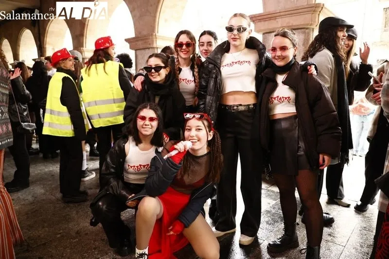 Estudiantes de Psicología en la Gran Vía de Salamanca. Foto de David Sañudo