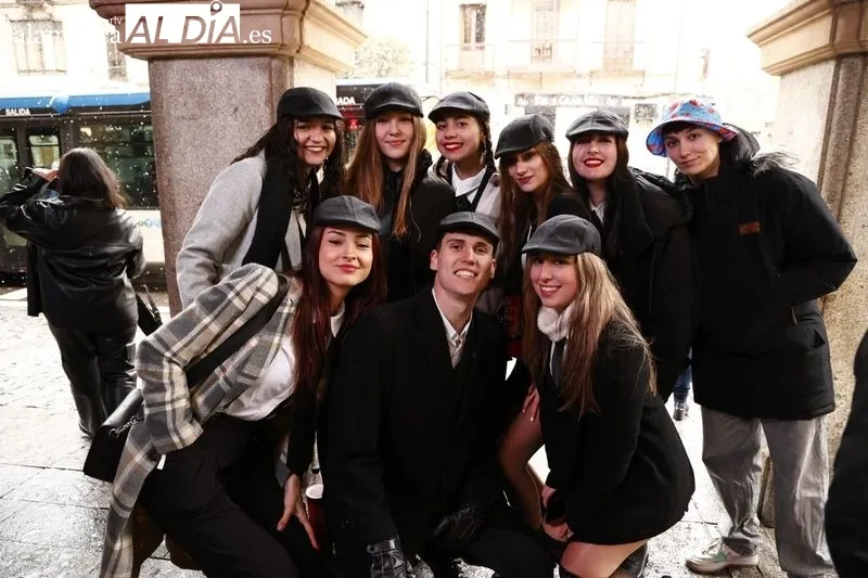 Estudiantes de Psicología en la Gran Vía de Salamanca. Foto de David Sañudo