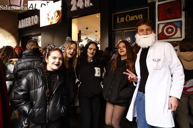 Estudiantes de Psicología en la Gran Vía de Salamanca. Foto de David Sañudo