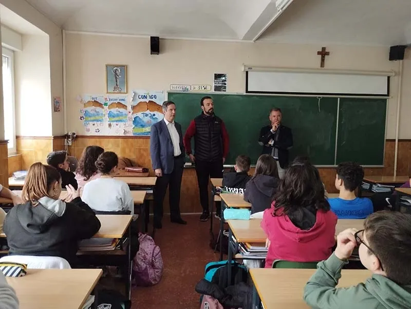Foto 3 - El proyecto de inclusi&oacute;n "UNA SOLA VOZ" del Mar&iacute;a Auxiliadora de B&eacute;jar recibe el apoyo del medallista paral&iacute;mpico Enrique S&aacute;nchez-Guijo