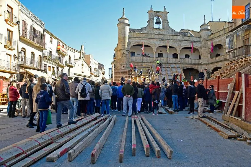 Foto 6 - Ciudad Rodrigo exalta la futura declaraci&oacute;n como BIC del proceso de construcci&oacute;n del coso