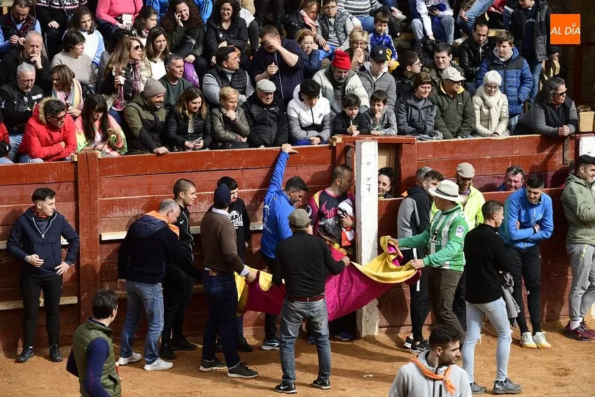 Foto 7 - Sa&uacute;l &lsquo;El Torero B&eacute;tico&rsquo;, gran animador de la entretenida capea matinal