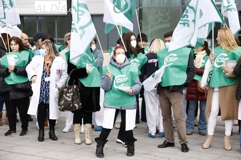 Concentración de sanitarios convocados por CSIF a la puerta del Hospital. Foto de David Sañudo