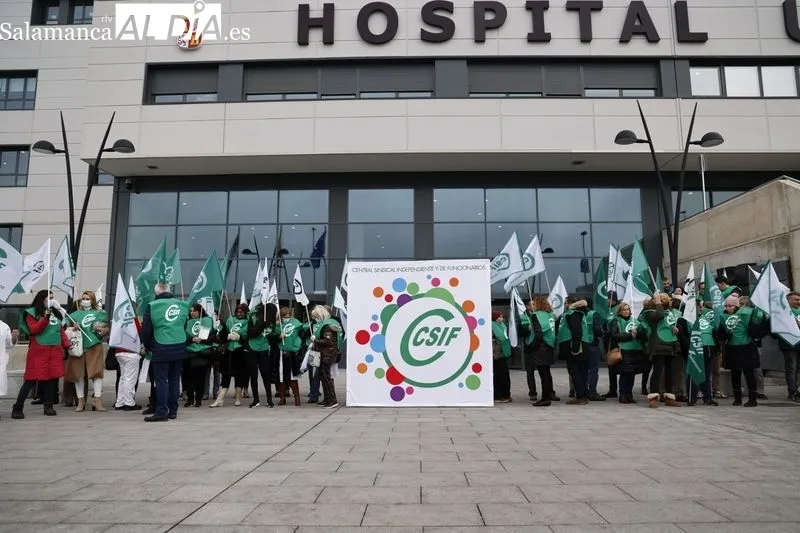 Concentración de sanitarios convocados por CSIF a la puerta del Hospital. Foto de David Sañudo
