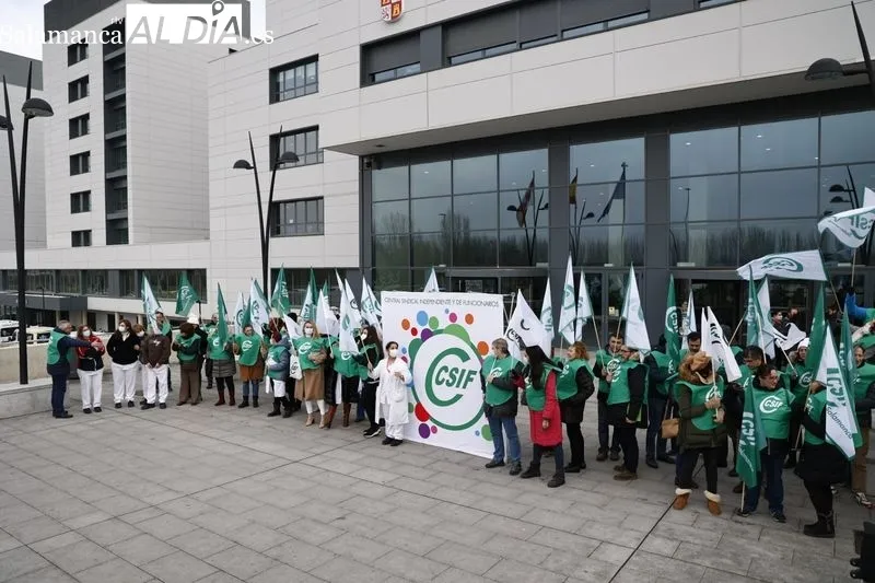 Concentración de sanitarios convocados por CSIF a la puerta del Hospital. Foto de David Sañudo