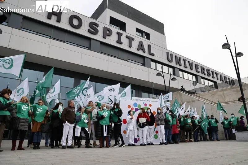 Concentración de sanitarios convocados por CSIF a la puerta del Hospital. Foto de David Sañudo