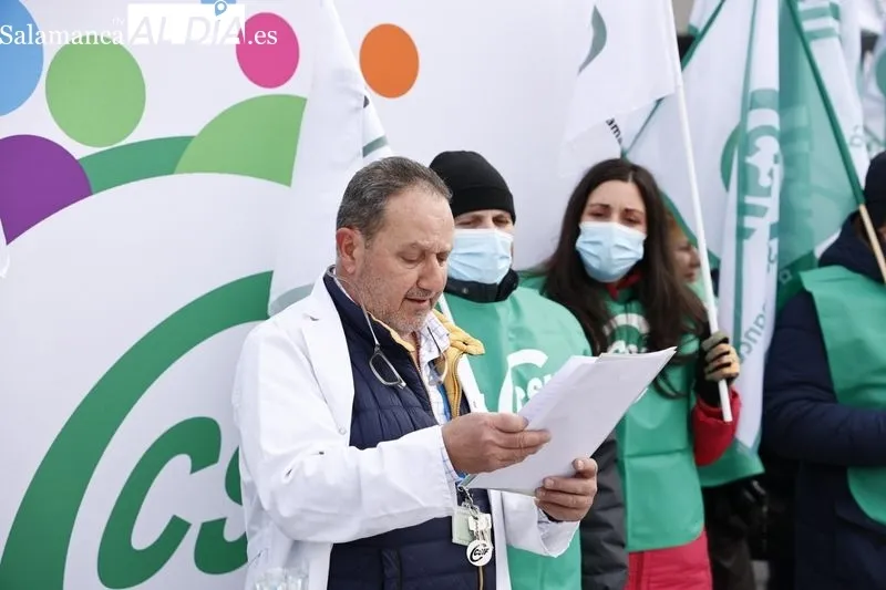 Concentración de sanitarios convocados por CSIF a la puerta del Hospital. Foto de David Sañudo