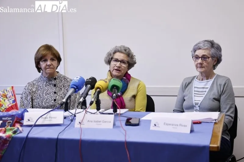Ana Isabel García, presidenta de Manos Unidas Salamanca, Rosa Pérez, vicedelegada, Esperanza Rivas, tesorera, en la sede de esta ONG. Foto de David Sañudo