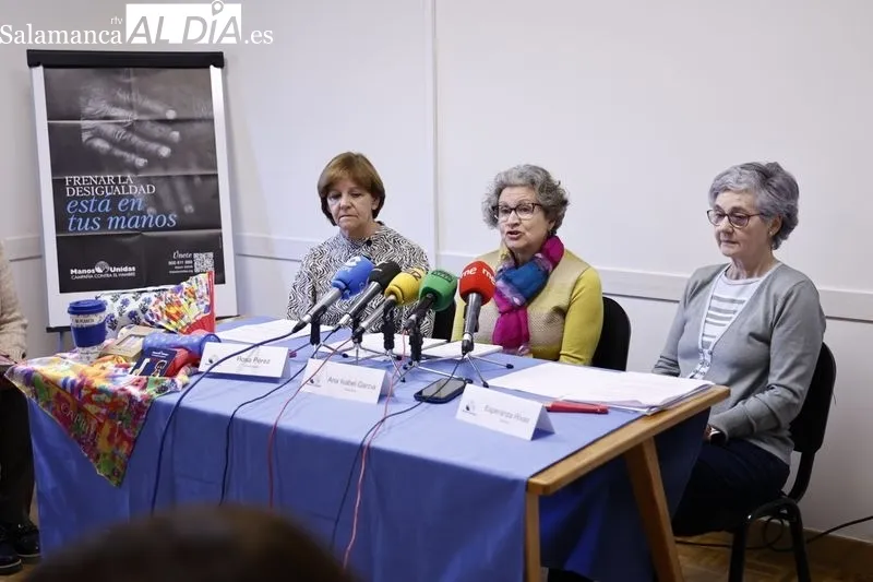 Ana Isabel García, presidenta de Manos Unidas Salamanca, Rosa Pérez, vicedelegada, Esperanza Rivas, tesorera, en la sede de esta ONG. Foto de David Sañudo