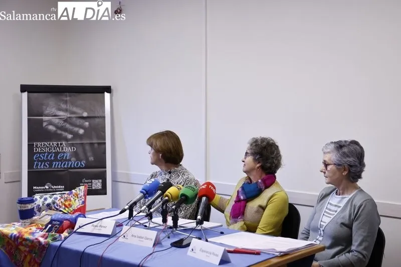Ana Isabel García, presidenta de Manos Unidas Salamanca, Rosa Pérez, vicedelegada, Esperanza Rivas, tesorera, en la sede de esta ONG. Foto de David Sañudo