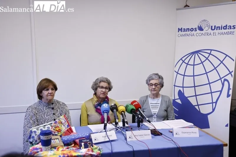 Ana Isabel García, presidenta de Manos Unidas Salamanca, Rosa Pérez, vicedelegada, Esperanza Rivas, tesorera, en la sede de esta ONG. Foto de David Sañudo