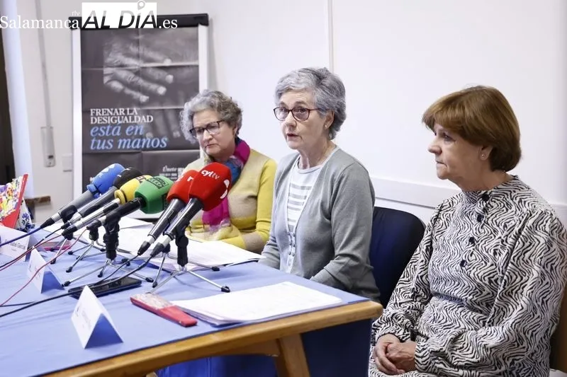 Ana Isabel García, presidenta de Manos Unidas Salamanca, Rosa Pérez, vicedelegada, Esperanza Rivas, tesorera, en la sede de esta ONG. Foto de David Sañudo