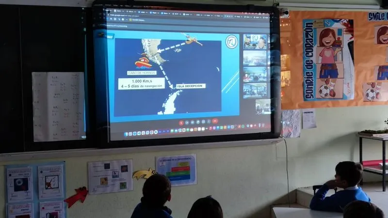 Videoconferencia de escolares del colegio Marista Champagnat con la base antártica Gabriel de Castilla del Ejército de Tierra