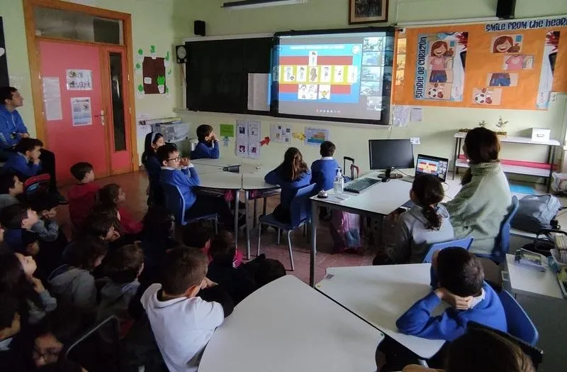 Videoconferencia de escolares del colegio Marista Champagnat con la base antártica Gabriel de Castilla del Ejército de Tierra