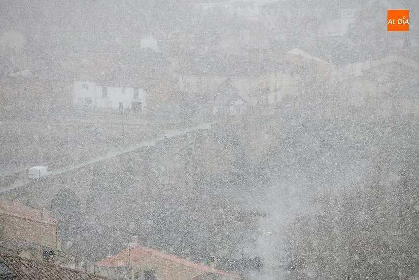 Foto 2 - Ciudad Rodrigo recibe la visita de la nieve, aunque sin cuajar lo m&aacute;s m&iacute;nimo