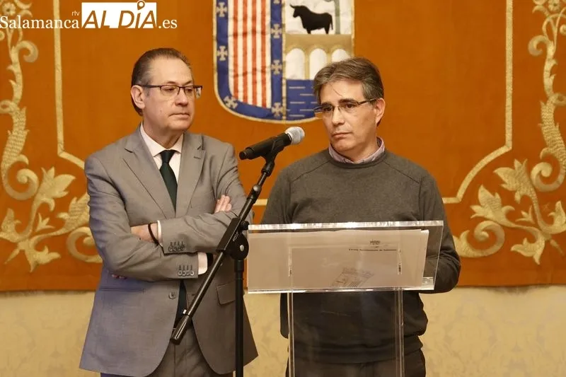 El concejal de Tráfico y Transportes, Fernando Carabias, junto a representantes del sector del taxi en el término municipal de Salamanca. Foto de David Sañudo