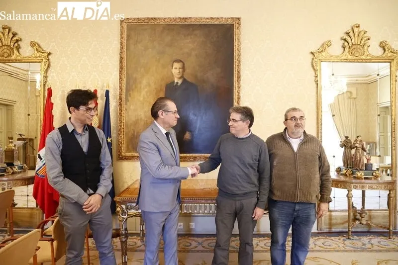 El concejal de Tráfico y Transportes, Fernando Carabias, junto a representantes del sector del taxi en el término municipal de Salamanca. Foto de David Sañudo