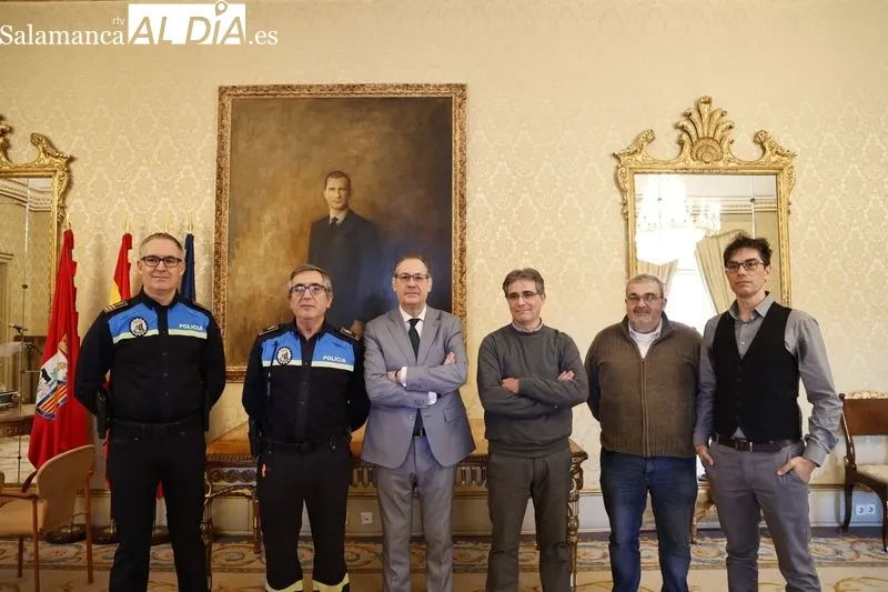 El concejal de Tráfico y Transportes, Fernando Carabias, junto a representantes del sector del taxi en el término municipal de Salamanca. Foto de David Sañudo