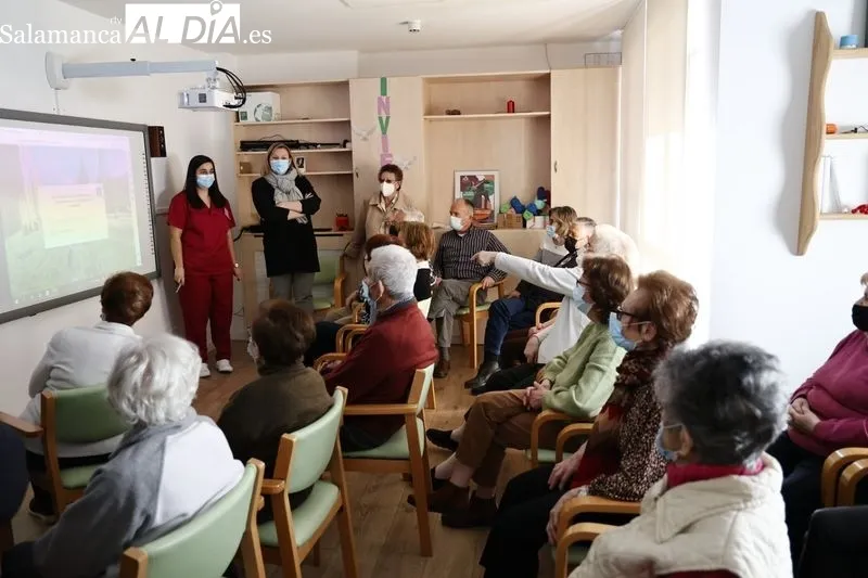 La consejera de Familia e Igualdad de Oportunidades, Isabel Blanco, visita al centro residencial y la unidad de estancias diurnas ‘Boni Mediero’ de la Asociación de Familiares de Enfermos de Alzhéimer de Salamanca. Foto de David Sañudo