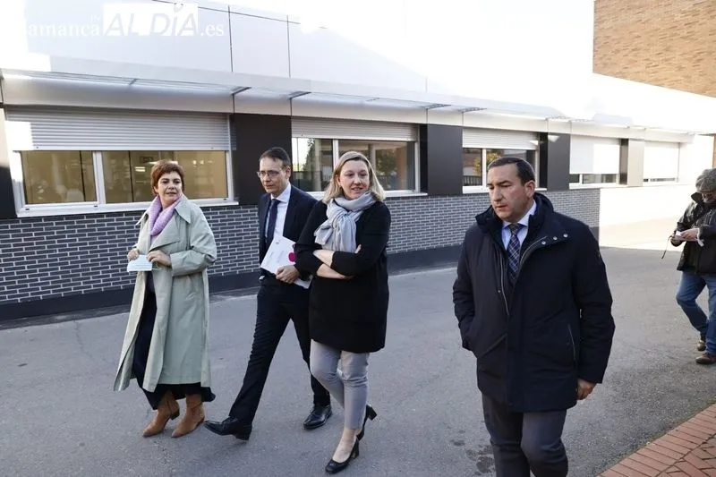 La consejera de Familia e Igualdad de Oportunidades, Isabel Blanco, visita al centro residencial y la unidad de estancias diurnas ‘Boni Mediero’ de la Asociación de Familiares de Enfermos de Alzhéimer de Salamanca. Foto de David Sañudo