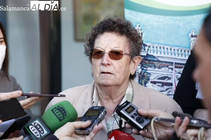 La consejera de Familia e Igualdad de Oportunidades, Isabel Blanco, visita al centro residencial y la unidad de estancias diurnas ‘Boni Mediero’ de la Asociación de Familiares de Enfermos de Alzhéimer de Salamanca. Foto de David Sañudo