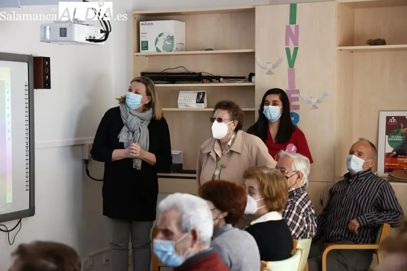 La consejera de Familia e Igualdad de Oportunidades, Isabel Blanco, visita al centro residencial y la unidad de estancias diurnas ‘Boni Mediero’ de la Asociación de Familiares de Enfermos de Alzhéimer de Salamanca. Foto de David Sañudo