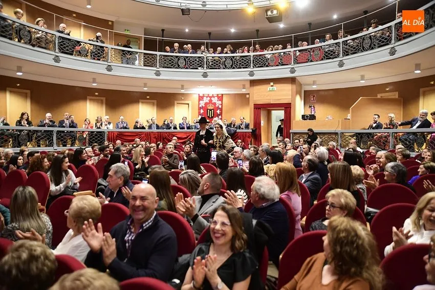 Foto 10 - Cristina S&aacute;nchez conquista el ruedo del Teatro exponiendo sus lazos de uni&oacute;n con Mir&oacute;briga