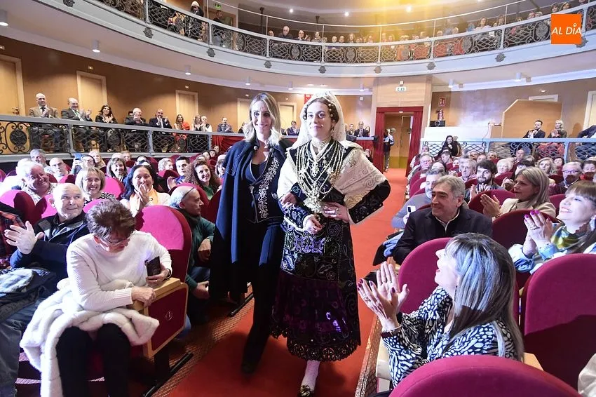Foto 7 - Cristina S&aacute;nchez conquista el ruedo del Teatro exponiendo sus lazos de uni&oacute;n con Mir&oacute;briga