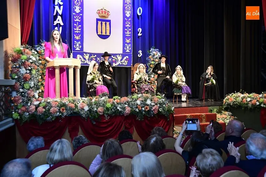 Foto 4 - Cristina S&aacute;nchez conquista el ruedo del Teatro exponiendo sus lazos de uni&oacute;n con Mir&oacute;briga