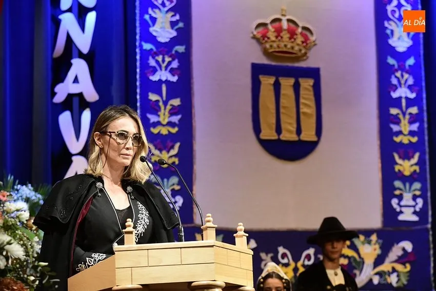 Foto 2 - Cristina S&aacute;nchez conquista el ruedo del Teatro exponiendo sus lazos de uni&oacute;n con Mir&oacute;briga