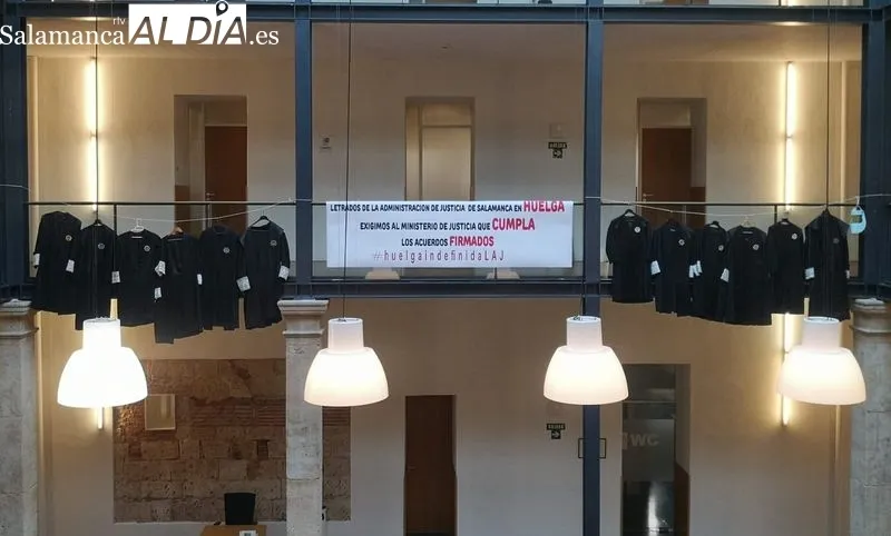 Togas colgadas en los Juzgados de Salamanca 
