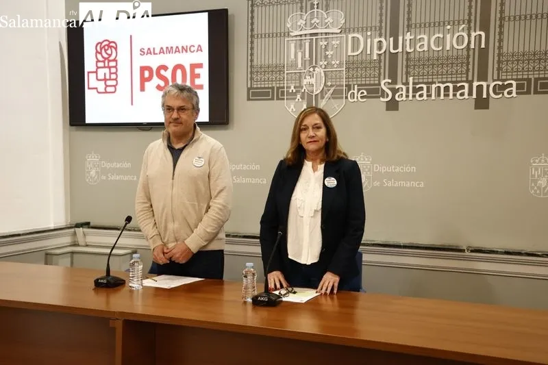 Rueda de prensa del portavoz del Grupo Socialista en la Diputación, Fernando Rubio, junto a la diputada provincial y alcaldesa de Peñaranda de Bracamonte, Carmen Ávila. Foto de David Sañudo