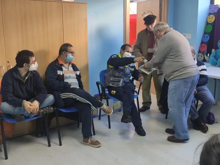 Miembros de la Fundación AFIM descubren el mundo de la filatelia 