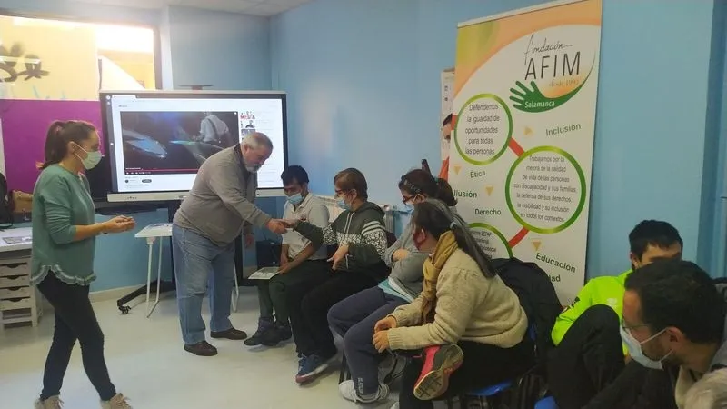 Miembros de la Fundación AFIM descubren el mundo de la filatelia 