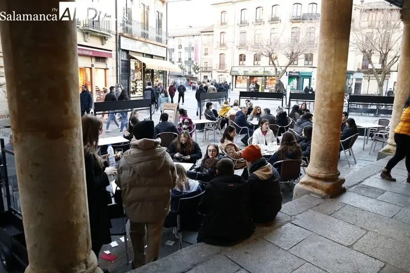 El sol anima a los salmantinos a disfrutar del domingo en la calle | FOTOS: David Sañudo