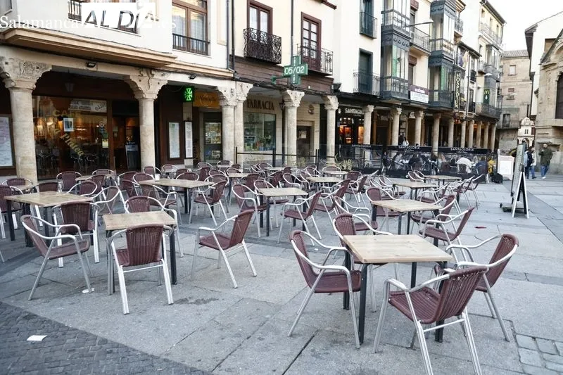El sol anima a los salmantinos a disfrutar del domingo en la calle | FOTOS: David Sañudo
