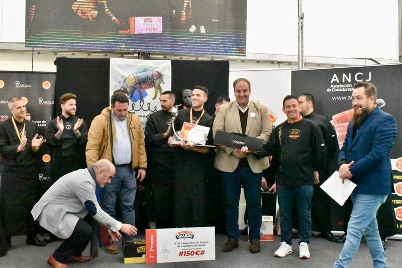 Desiderio Sebastián, ganador del XIII Campeonato de cortadores de jamón de Guijuelo