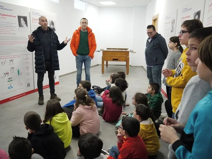 Una exposición sobre la aportación femenina a la historia de la microbiología como protagonista del Día Internacional de la Mujer y la Niña en la Ciencia